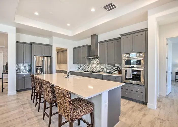 Private Pool & Grill: Modern Retreat Holiday home Goodyear