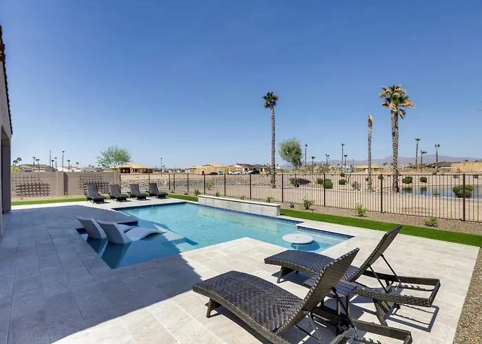 Private Pool & Grill: Modern Retreat *