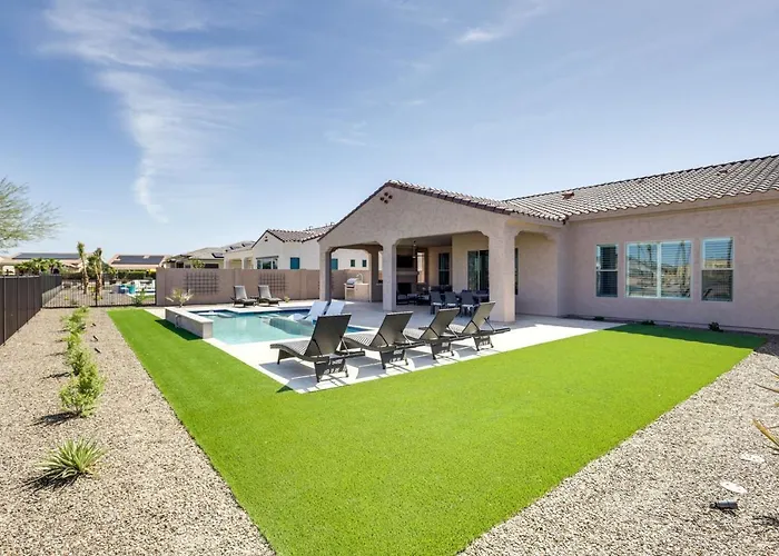 Private Pool & Grill: Modern Retreat *