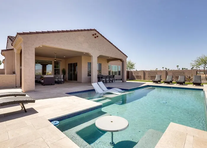 Private Pool & Grill: Modern Retreat Holiday home