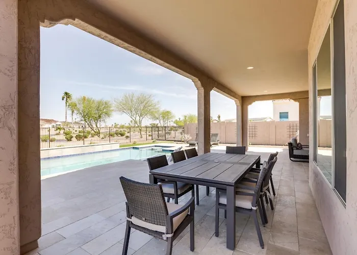 Private Pool & Grill: Modern Retreat Holiday home *